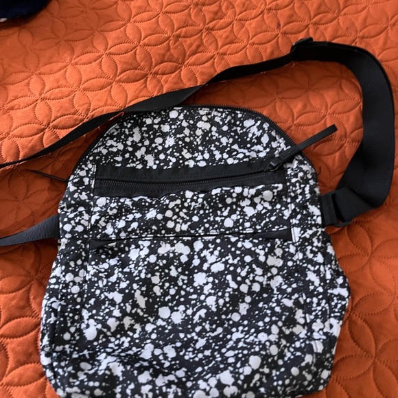 Lululemon - Picture 3 of 4